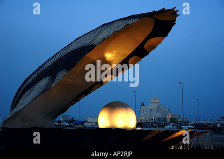 Conchiglia gigante con perla, Corniche, Doha, Qatar Foto Stock