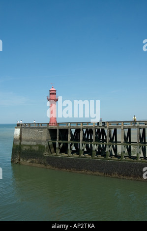 Faro di rosa e jetty, Boulogne-sur-Mer, Francia. Foto Stock