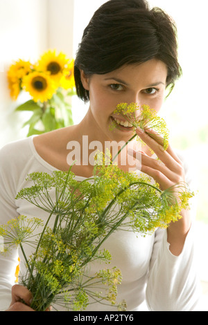 La donna lo sniffing finocchio Foto Stock