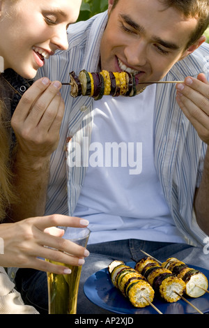 Giovane con barbecue Foto Stock