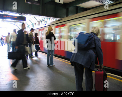 In attesa che il tubo a Notting Hill Gate LONDRA John Robertson 2005 Foto Stock