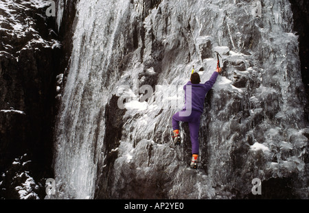 Ice Climber Sam Wellend arrampicata su ghiaccio nel Parco Nazionale di Snowdonia nel Galles del nord della Gran Bretagna Foto Stock