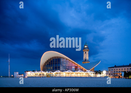 Teepott e faro di notte, Rostock-Warnemuende, Mar Baltico, Meclemburgo-Pomerania, Germania Foto Stock