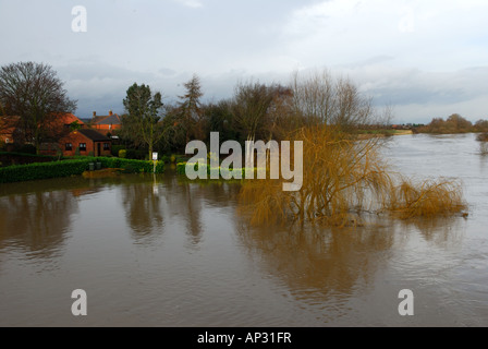 Fiume Trent Bridge Kelham Nottinghamshire. Foto Stock