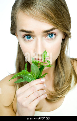 Giovane donna con menta fresca Foto Stock