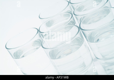 Acqua, vetro chiaro, pulito e rinfrescante, freddo, raffreddare, sete, sete, bere acqua potabile, bicchiere, tazza, vaso, h2o, puro, purezza, m Foto Stock