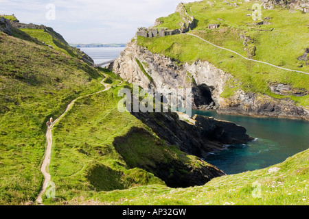 Merlin s grotta sulla spiaggia al di sotto del castello di Tintagel North Cornwall Foto Stock