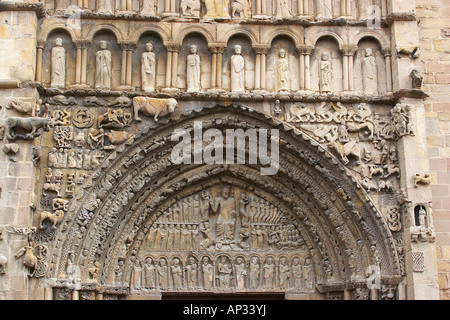 Portale principale di una chiesa romanica di Santa María la Real, a Sanguesa, Navarra, Spagna Foto Stock