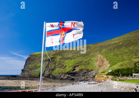 RNLI Royal National scialuppa di salvataggio Istituto battenti bandiera su Crackington Haven in Cornovaglia Foto Stock