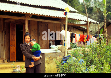 Madre e bambino vietnamita fuori casa nel villaggio di Bac ha, nel nord del Vietnam Foto Stock