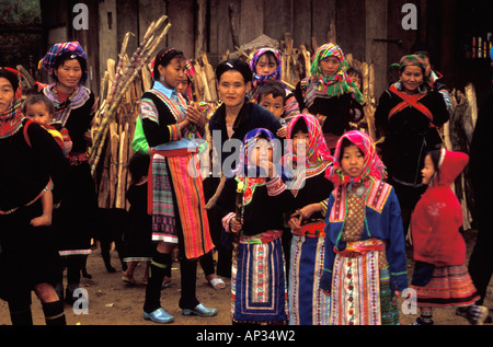 Gruppo di Flower Hmong etnica minoranza collina tribers a lato della strada (preso dal passaggio di auto) sulla strada per Dien Bien Phu, nord Vietnam Foto Stock