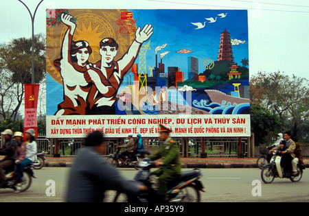 Propaganda comunista Affissioni su strada di Hue, Vietnam Foto Stock