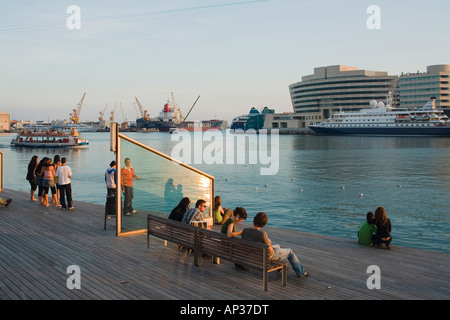 World Trade Center dal centro commerciale Maremagnum, Port Vell, porto, Ciutat Vella, Barcelona, Spagna Foto Stock