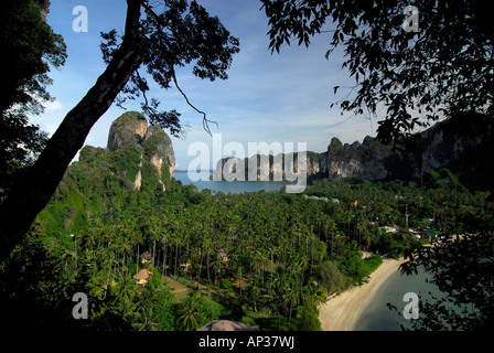 Vista dal punto di vista sulla Hat Rai Leh e Hotel Rayavadee, Hat Rai Leh Oriente, Krabi, Thailandia Foto Stock