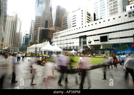 I popoli sulla Raffles Place, il quartiere centrale degli affari, Singapore Foto Stock