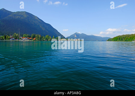 Il Lago Walchensee con il villaggio di Walchensee e Herzogstand e Jochberg in background, Alta Baviera, Baviera, Germania Foto Stock