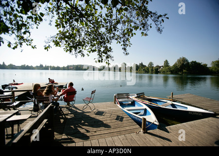 Persone seduti sulla terrazza di un caffè, noleggio barche, Wesslinger vedere, Alta Baviera, Baviera, Germania Foto Stock