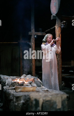 Attrice che interpreta flauto, Viking Village, Tofta, Gotland, Svezia Foto Stock