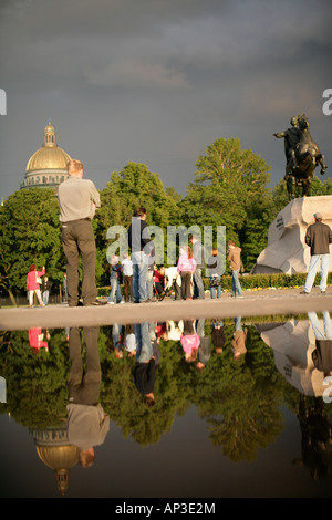 Il cavaliere di bronzo, Saint Isaacs cathedral in background, San Pietroburgo, Russia Foto Stock