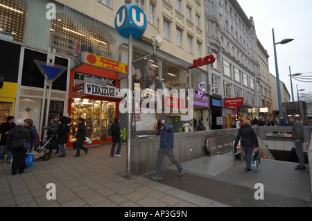 Gli amanti dello shopping su Mariahilfer Strasse in Wien, Vienna - al principale quartiere dei negozi della cittã . Foto Stock
