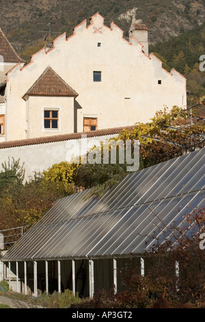 I pannelli solari per il riscaldamento al castello di Goldrain, Alto Adige, Italia Foto Stock