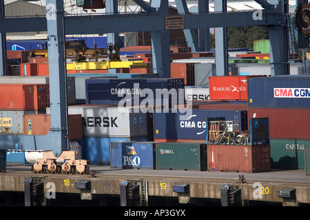 Contenitori impilati nel porto di Belfast IRLANDA REGNO UNITO Foto Stock