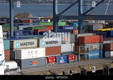 Contenitori impilati nel porto di Belfast IRLANDA REGNO UNITO Foto Stock