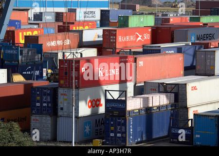 Contenitori impilati nel porto di Belfast IRLANDA REGNO UNITO Foto Stock