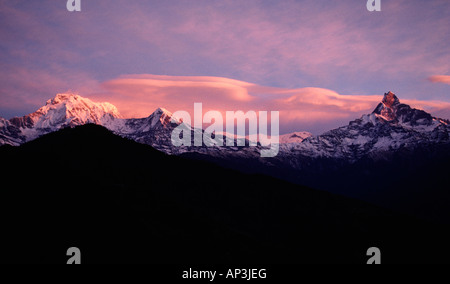 L'Himalayan tramonto sul monte santo MACHAPUCHARE coda di pesce e la gamma di ANNAPURNA IN NEPAL CENTRALE Foto Stock
