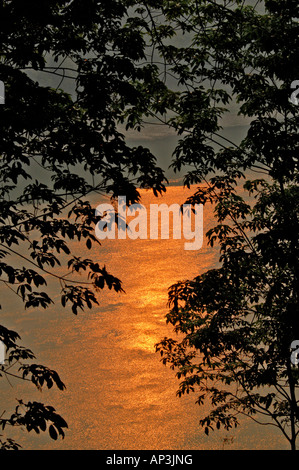 Sunrise riflessa in Lancang Fiume Mekong a Jinghong Yunnan in Cina Foto Stock