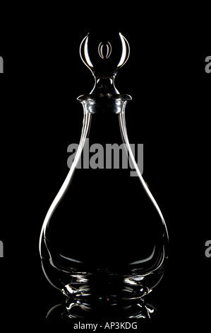 Bassa retroilluminato Tasto colpo di un cristallo vino decanter su sfondo nero Foto Stock