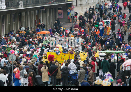 La Svizzera, Basilea: Il Carnevale di Carnevale Panoramica della sfilata folla Foto Stock