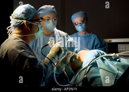 Il team chirurgico eseguendo artroscopica chirurgia del ginocchio in ospedale in sala operatoria Foto Stock