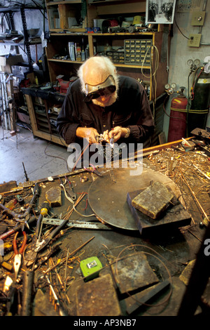 Artista la realizzazione di una scultura di filo Ferndale California Foto Stock