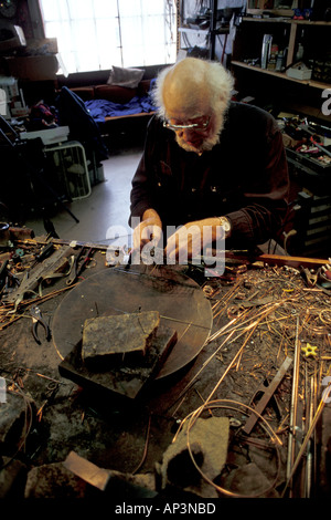 Artista la realizzazione di una scultura di filo Ferndale California Foto Stock