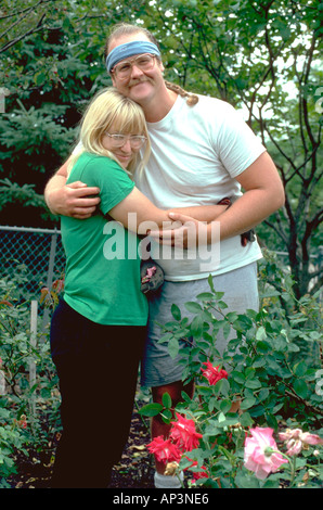 I giardinieri di età 39 abbracciando mentre si lavora sulla vincita di rose. Edina Minnesota MN USA Foto Stock