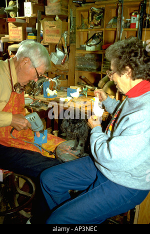 Medico pensionato età 86 con la moglie 73 barboncino e lavorando in home shop. Minneapolis Minnesota MN USA Foto Stock