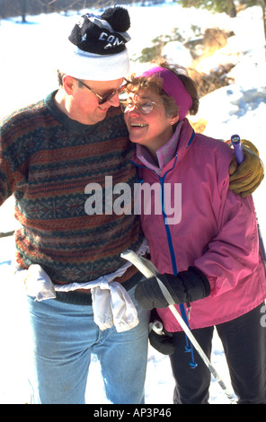 Amici età 55 abbracciando il pomeriggio di sci di fondo gita. Crosby Parco Riserva Naturale di St Paul Minnesota MN USA Foto Stock