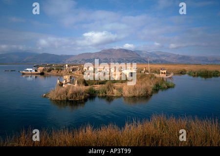 Reed flottante Isole Uros isole lago Titcaca Perù Foto Stock