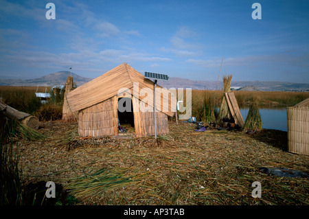 Casa Reed Uros isole lago Titcaca Perù Foto Stock