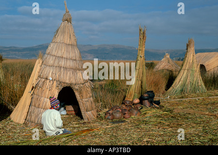 Ragazzo e reed case Isole Uros Lago Titcaca Perù Foto Stock