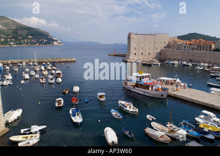 Piccole imbarcazioni e un traghetto nel porto vecchio della città di Dubrovnik Dalmazia Croazia Foto Stock