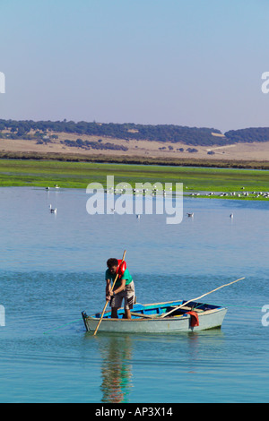 Oyster pescatore cattura le ostriche dal letto del fiume a Barbate de Franco Spagna meridionale Foto Stock