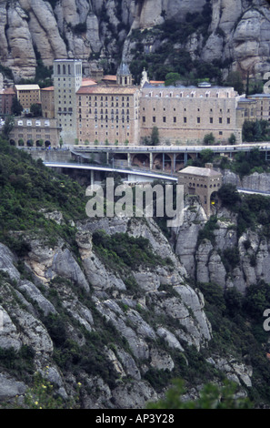 La Catalogna, Spagna: FEB 2003: Monastero di Montserrat integrato nella scogliera nel febbraio 2004 dalla montagna seghettata, Spagna Foto Stock