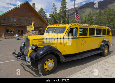 Giallo yellowstone tour bus esterno Buffalo Bills originale di hunting Lodge Pahaska tepee vicino a Cody Wyoming USA Foto Stock