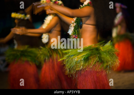 Tradizionale Tamure polinesiana danza, Tiki Village, l'Isola di Moorea, Isole della Società. Polinesia francese, Sud Pacifico Foto Stock