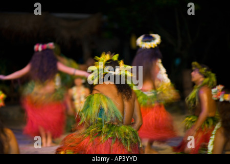 Tradizionale Tamure polinesiana danza, Tiki Village, l'Isola di Moorea, Isole della Società. Polinesia francese, Sud Pacifico Foto Stock