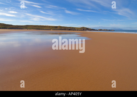 In arrivo i modelli Marea punto rosso spiaggia sabbiosa Wester Ross Scozia GB UK EU Europe Foto Stock