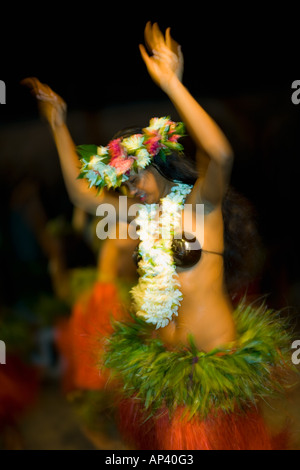 Tradizionale Tamure polinesiana danza, Tiki Village, l'Isola di Moorea, Isole della Società. Polinesia francese, Sud Pacifico Foto Stock