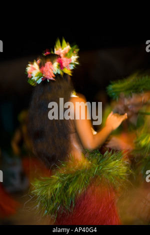 Tradizionale Tamure polinesiana danza, Tiki Village, l'Isola di Moorea, Isole della Società. Polinesia francese, Sud Pacifico Foto Stock